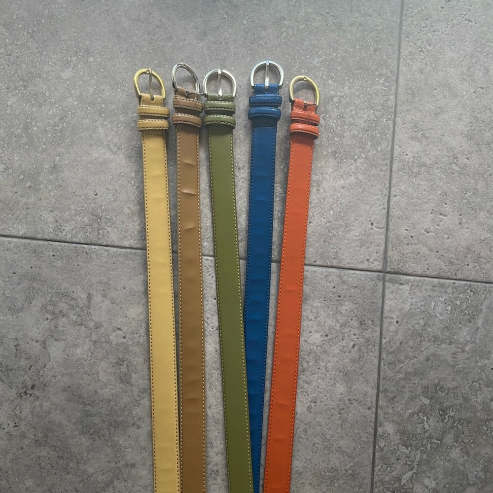 Lot of skinny belts. Multiple colors.